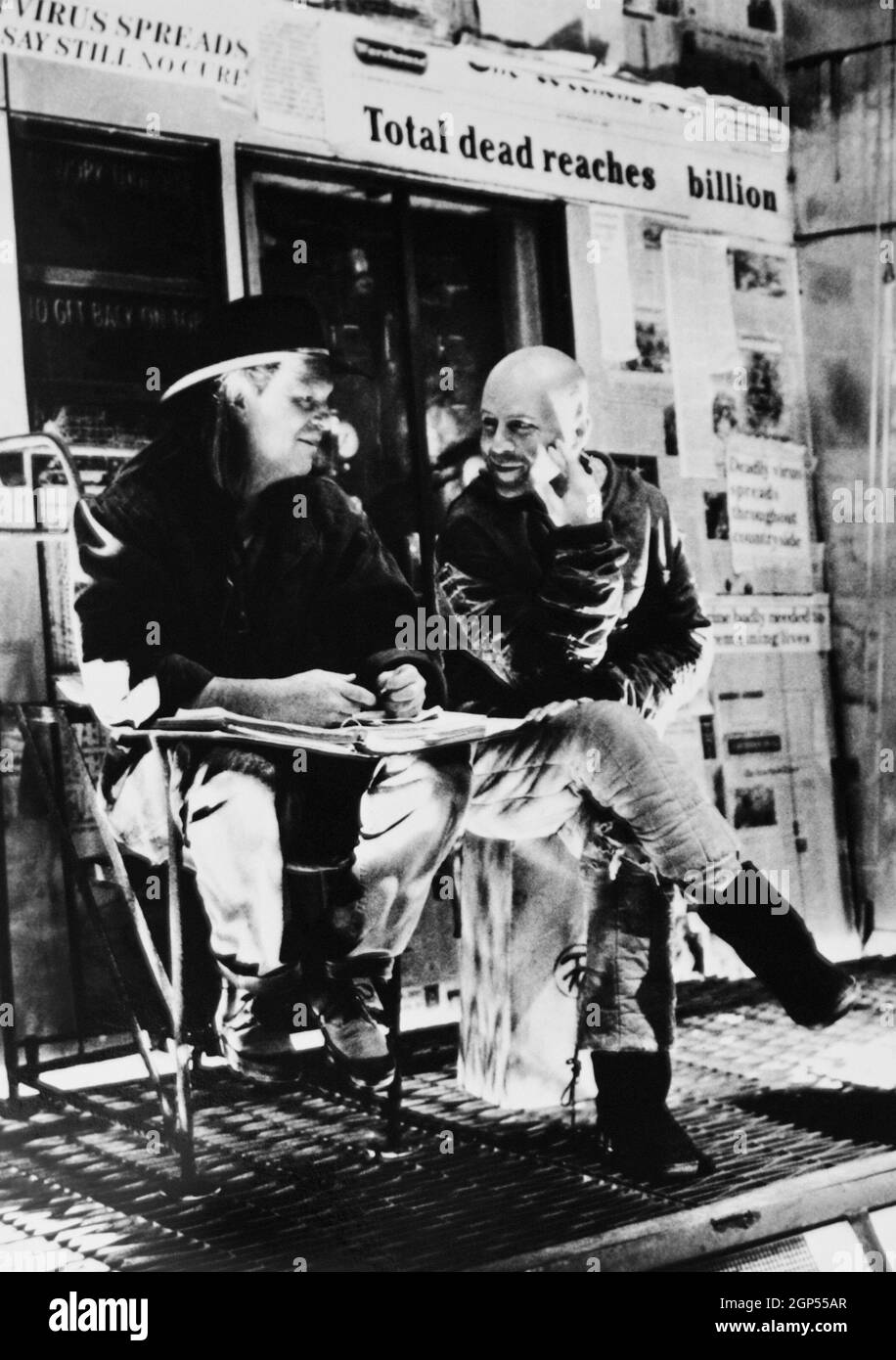 TWELVE MONKEYS, from left: director Terry Gilliam, Bruce Willis on set ...