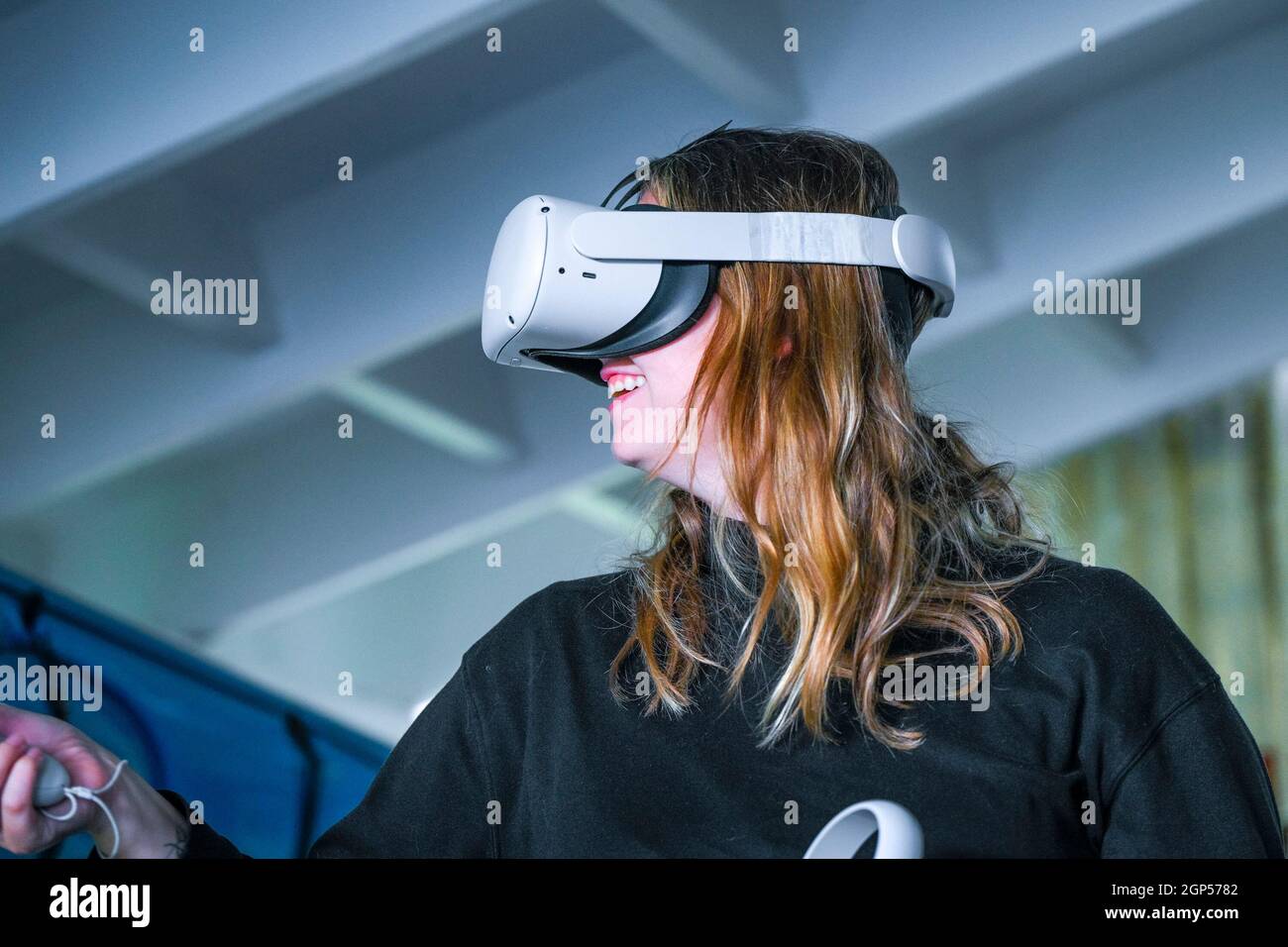 Young woman using Oculus virtual reality gaming headset viewer Stock Photo  - Alamy