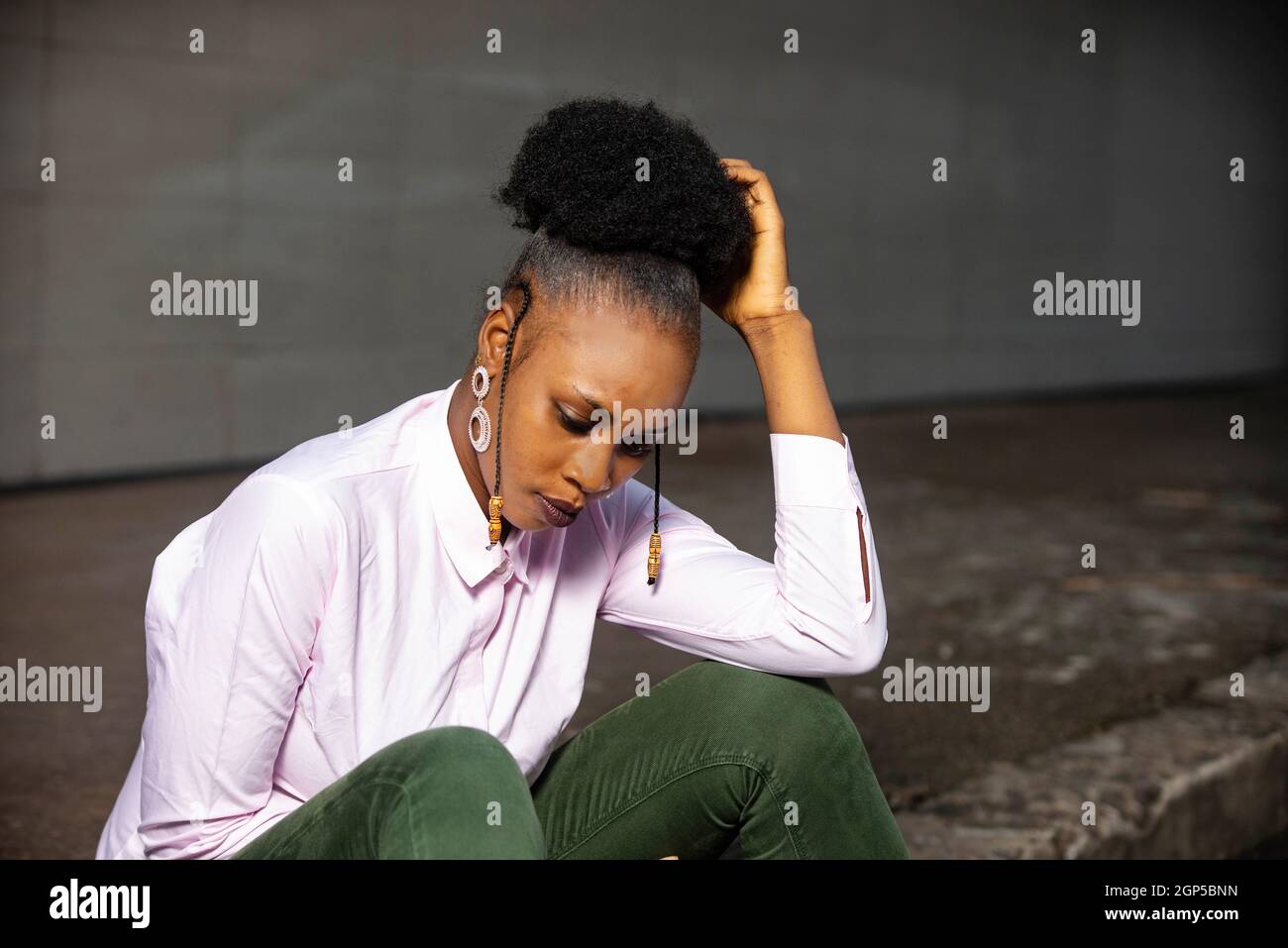 Black woman beautiful face sitting hi-res stock photography and images ...