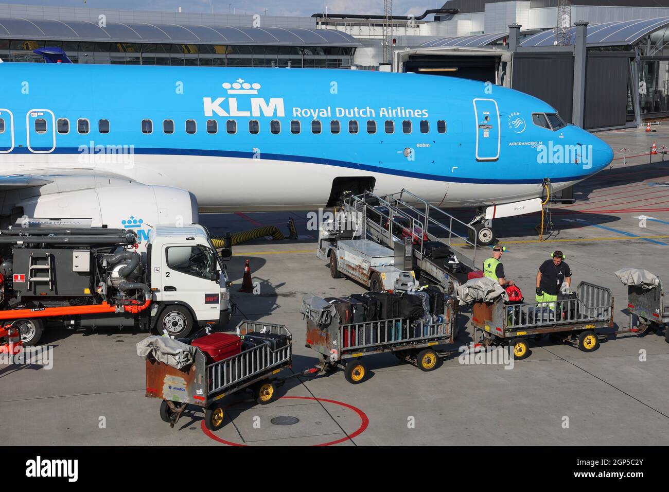 Workers unloading luggage from a KLM airplane at Copenhagen Airport Kastrup, Copenhagen, Denmark, Europe Stock Photo