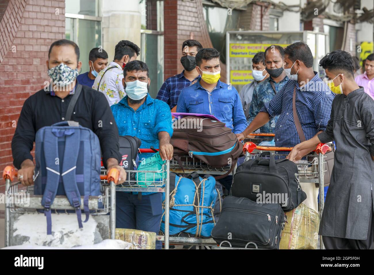 Dhaka, Bangladesh. 28th Sep, 2021. Bangladeshi migrant workers wait in ...