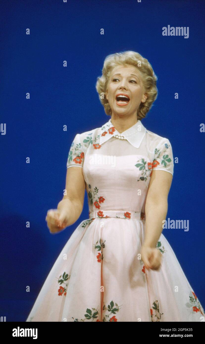 Dinah Shore performing, circa 1950s Stock Photo Alamy