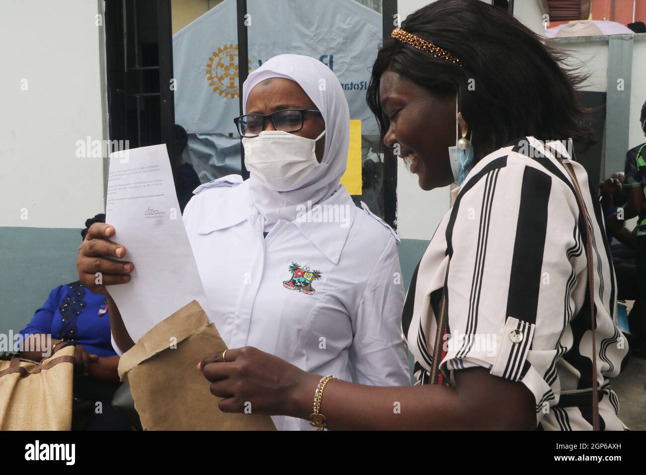 People receive the COVID-19 vaccine at a vaccination center. Primary health care centers continue public vaccination for COVID-19 on government directives, amidst a continuous strike by Nigerian resident doctors. Lagos, Nigeria. Stock Photo