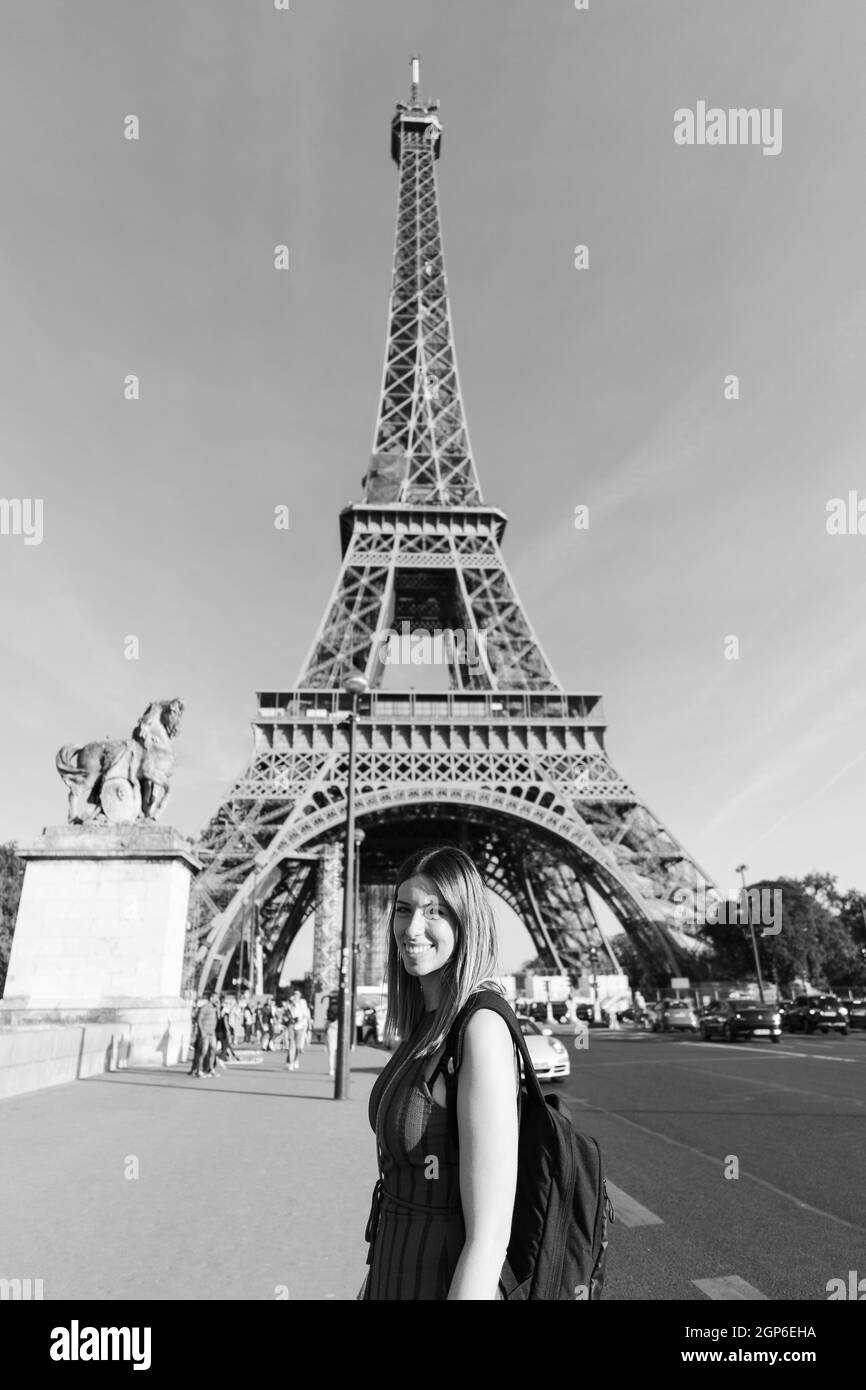 Woman in front of the Eiffel tower in Paris, France Stock Photo