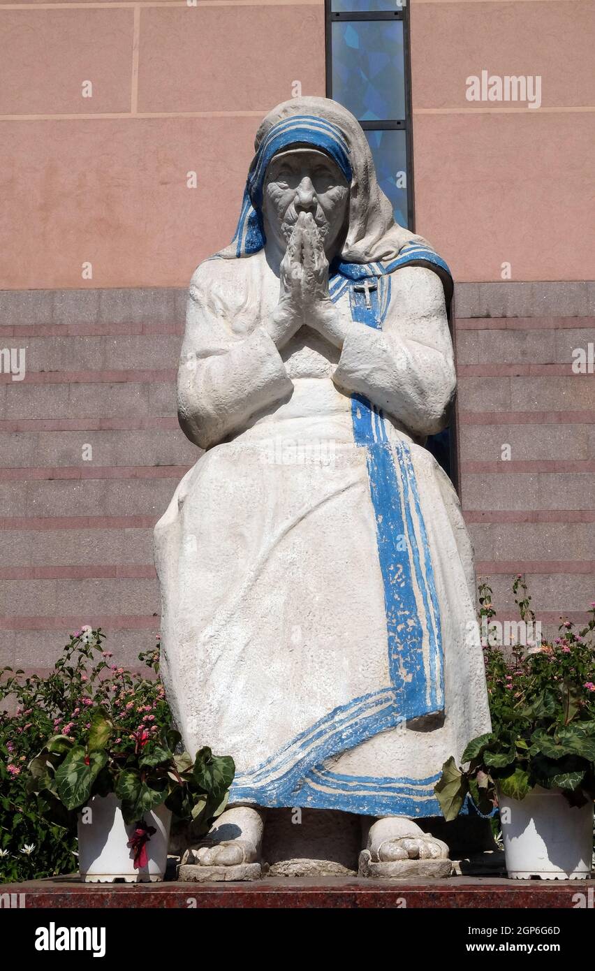 mother-teresa-statue-in-front-of-st-paul-s-cathedral-in-tirana-albania