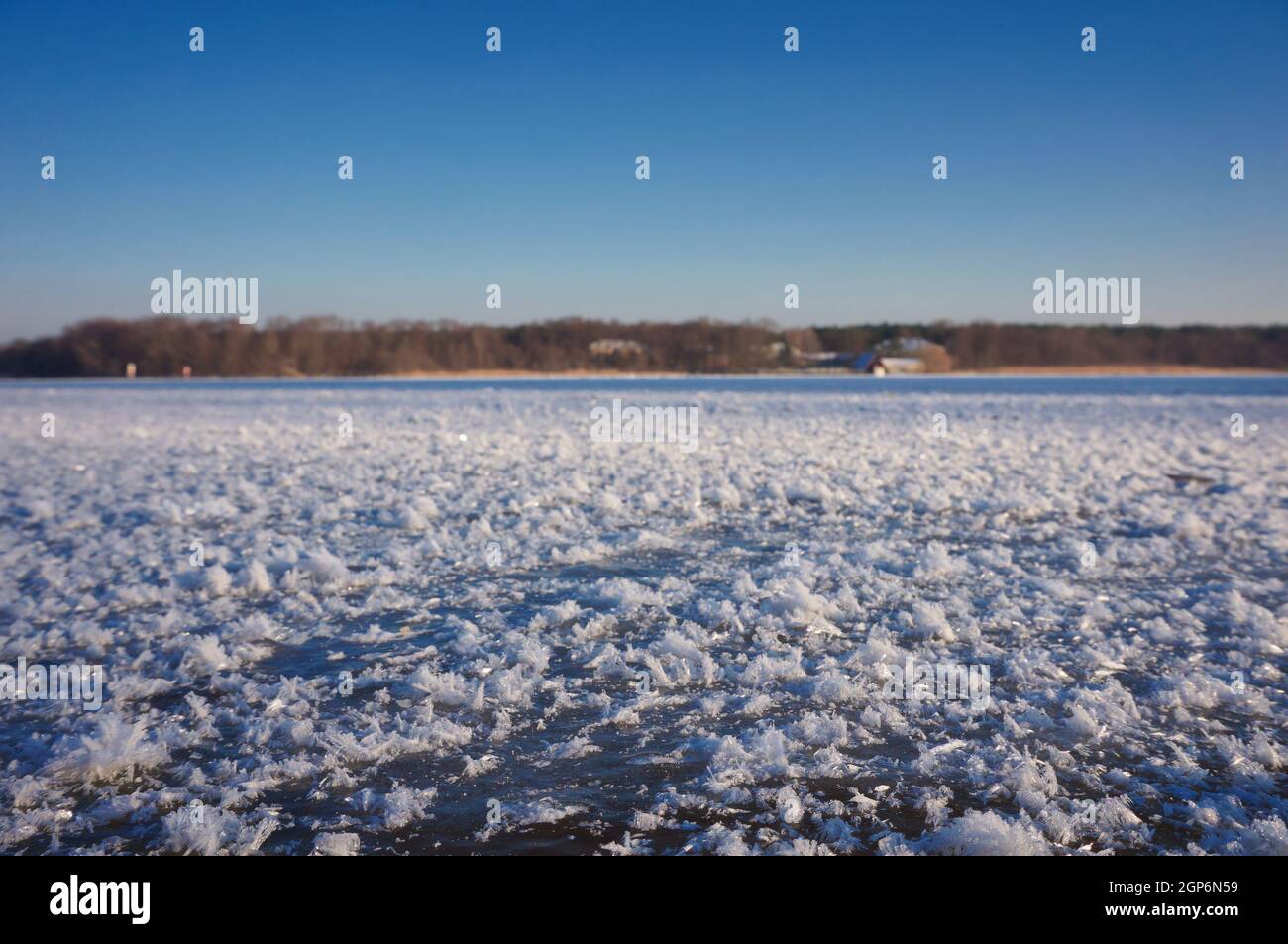 Eisdecke auf See im Winter Stock Photo