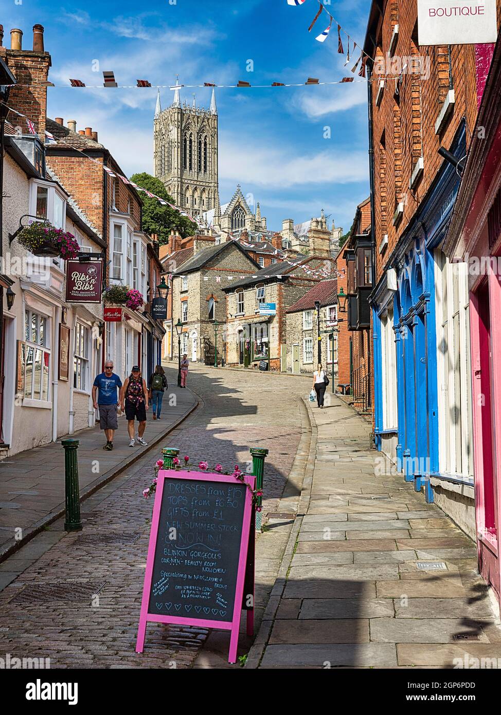 Narrow street with shops, tea rooms and pubs, Steep Hill, Old Town
