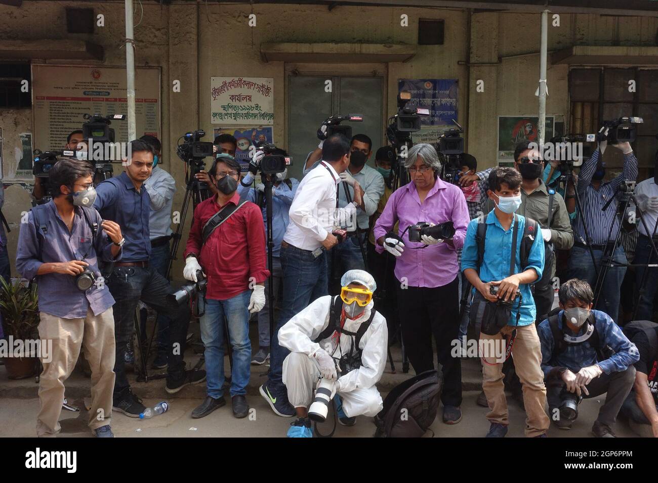 A group of journalist waiting for a politican during lockdown. The country has had several lockdowns to contain the spread of the Coronavirus. Dhaka, Bangladesh. Stock Photo