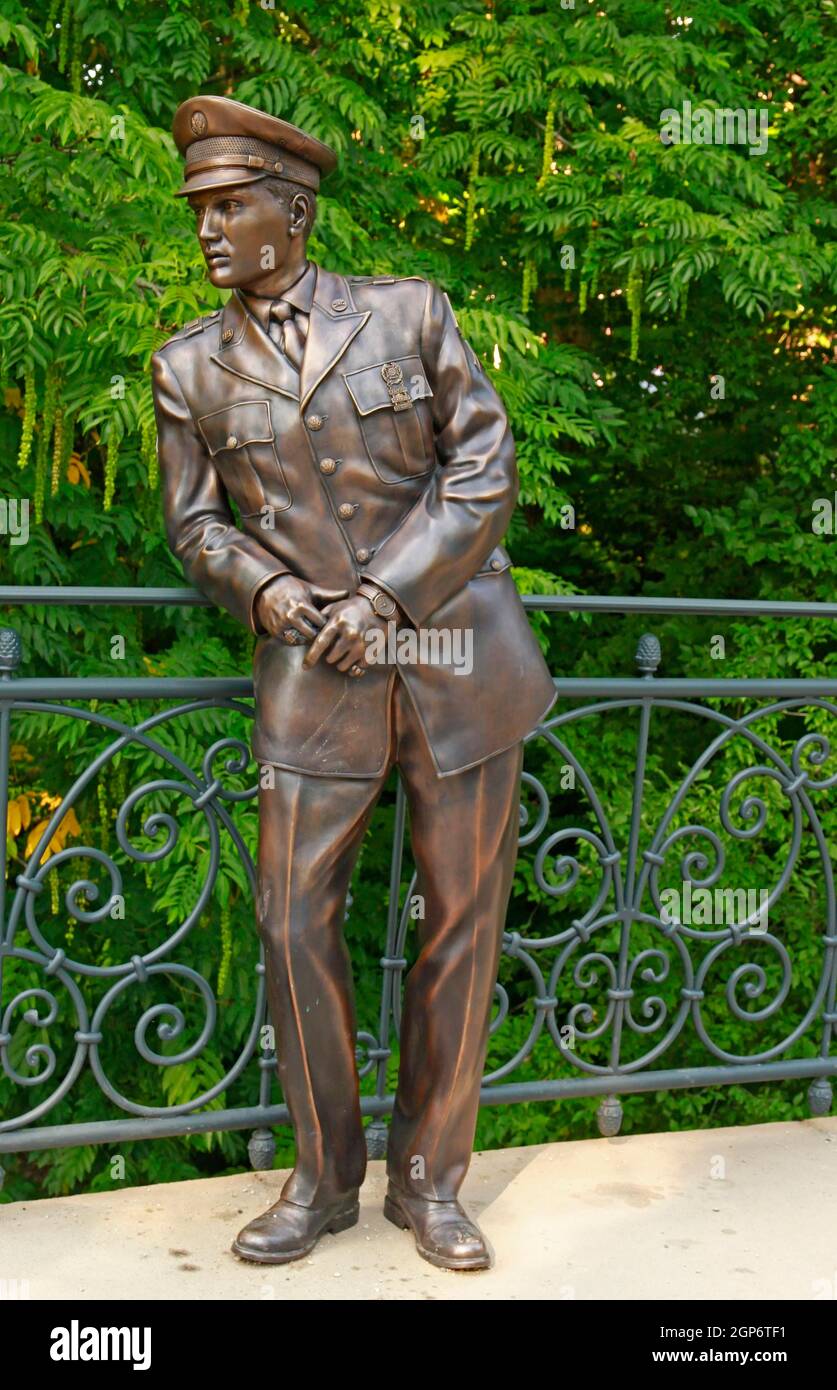 New bronze statue of Elvis Presley on the bridge over the Usa, Bad Nauheim,  Hesse, Germany Stock Photo - Alamy
