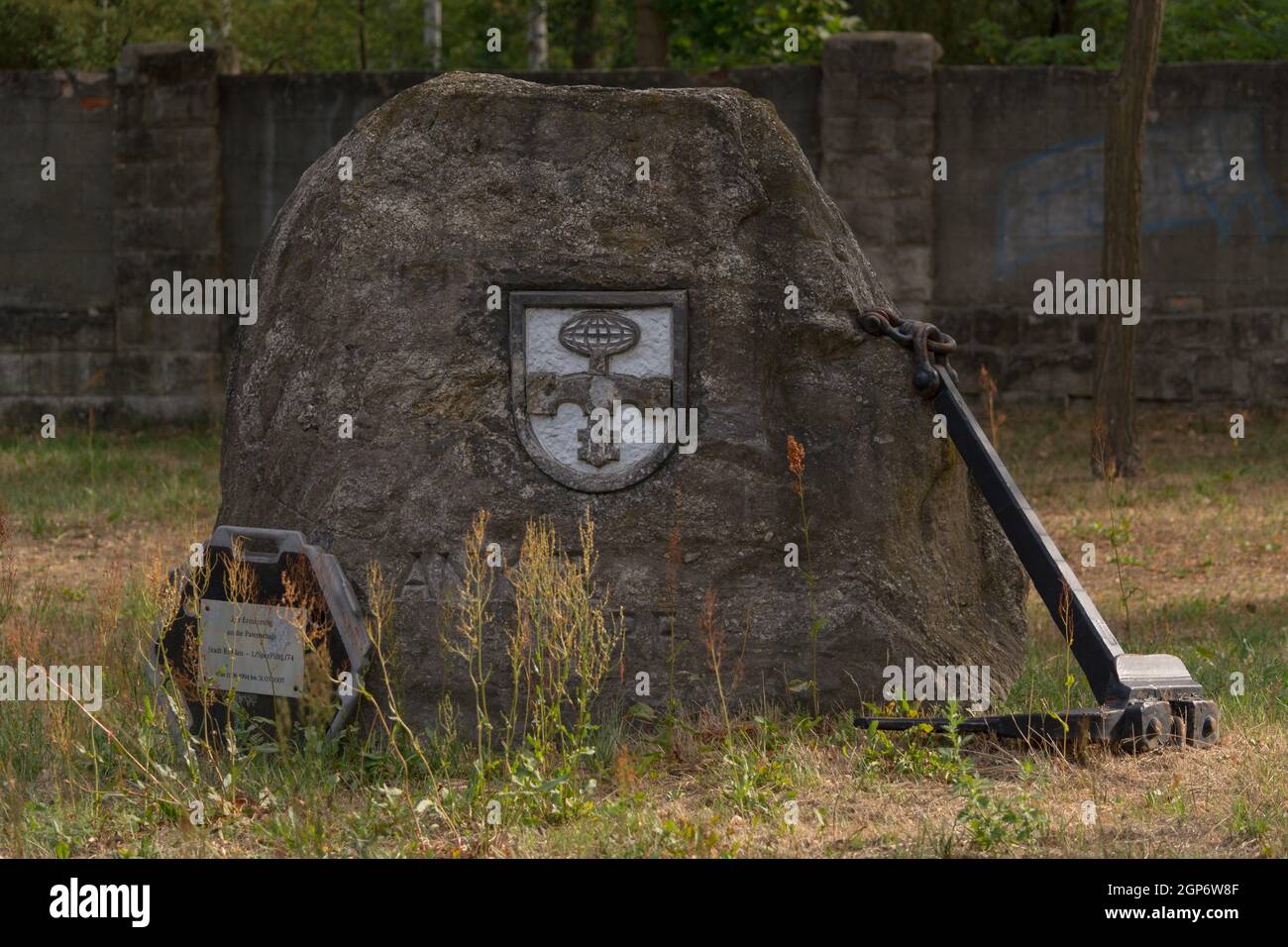ROSSLAU, GERMANY - AUGUST 05, 2018: Memorial Kaserne Roßlau. Memorial stone commemorating the sponsorship of the city of Roßlau to 1 Spez / Bi Btl 174 Stock Photo
