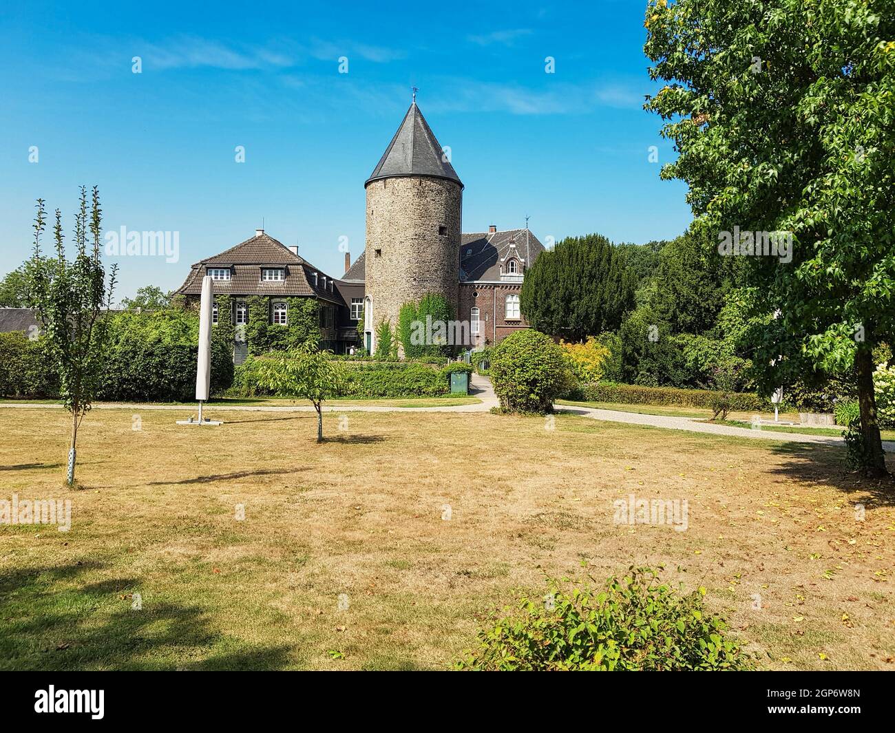 RATINGEN, NRW, GERMANY - AUGUST 22, 2018: View of the mansion, from Linnep Castle. Old moated castle, side view to the castle on a sunny day. Stock Photo
