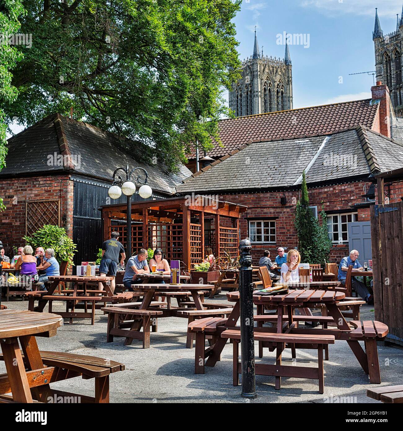 Visitors in a beer garden, pub, restaurant in the city centre, Lincoln, Lincolnshire, England, United Kingdom Stock Photo