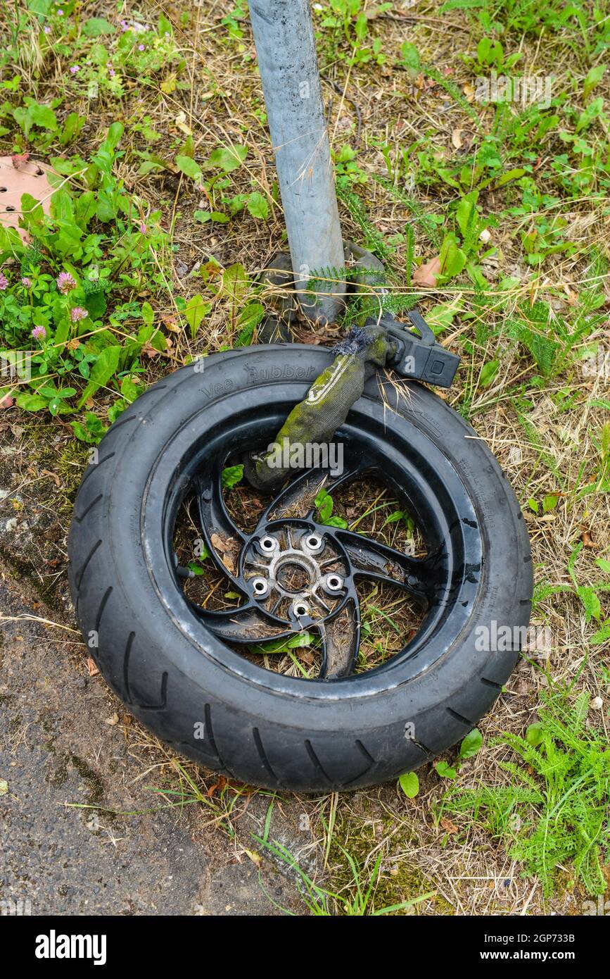 Motorbike theft hi-res stock photography and images - Alamy