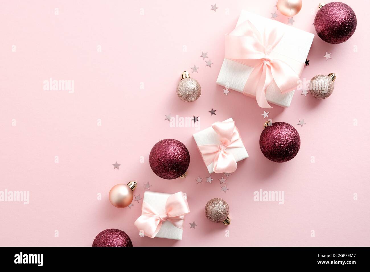 Với hình nền Giáng sinh màu hồng này, bạn sẽ được đắm mình trong không khí lễ hội cùng màu sắc ngọt ngào, tươi sáng và rực rỡ. Được thiết kế đầy tình yêu và sự chăm sóc, đây chắc chắn là một lựa chọn hoàn hảo cho bất kỳ ai đang tìm kiếm một món quà Giáng sinh đầy ý nghĩa.