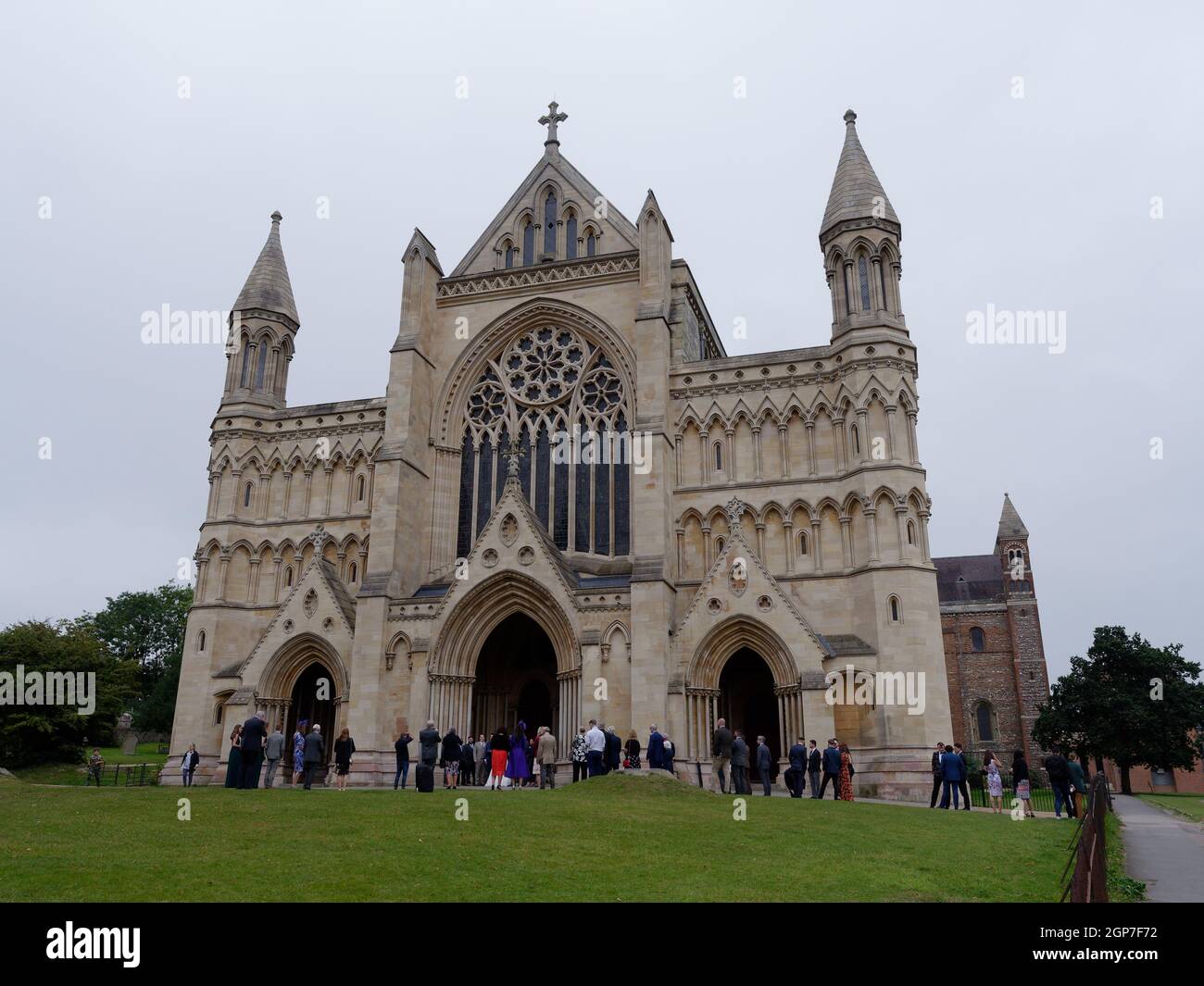 St Albans, Hertfordshire, England, September 21 2021: Wedding guests wait to go inside the Cathedral. Stock Photo