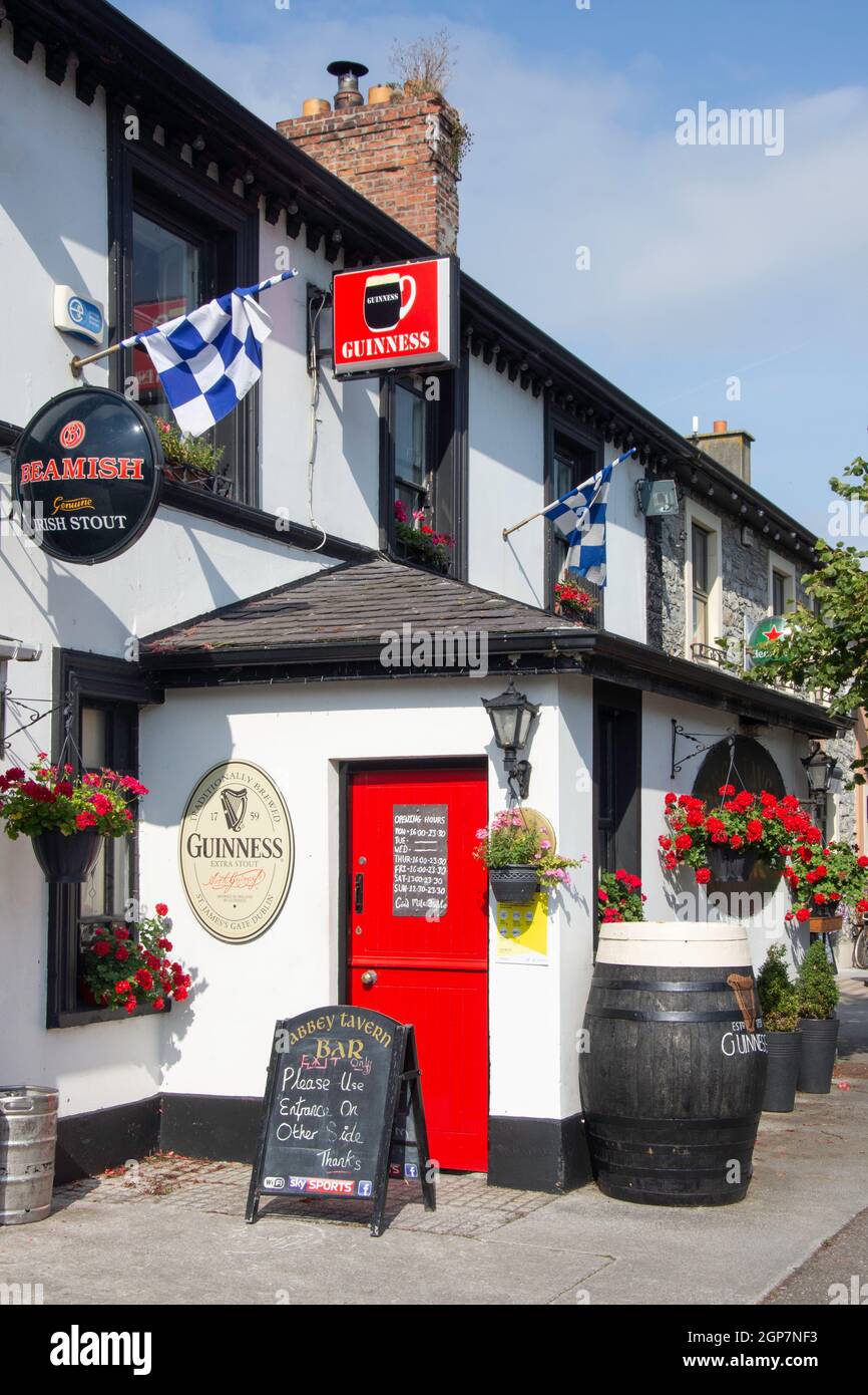 The Abbey Tavern, The Square, Ardfert (Ard Fhearta) County Kerry, Republic of Ireland Stock Photo