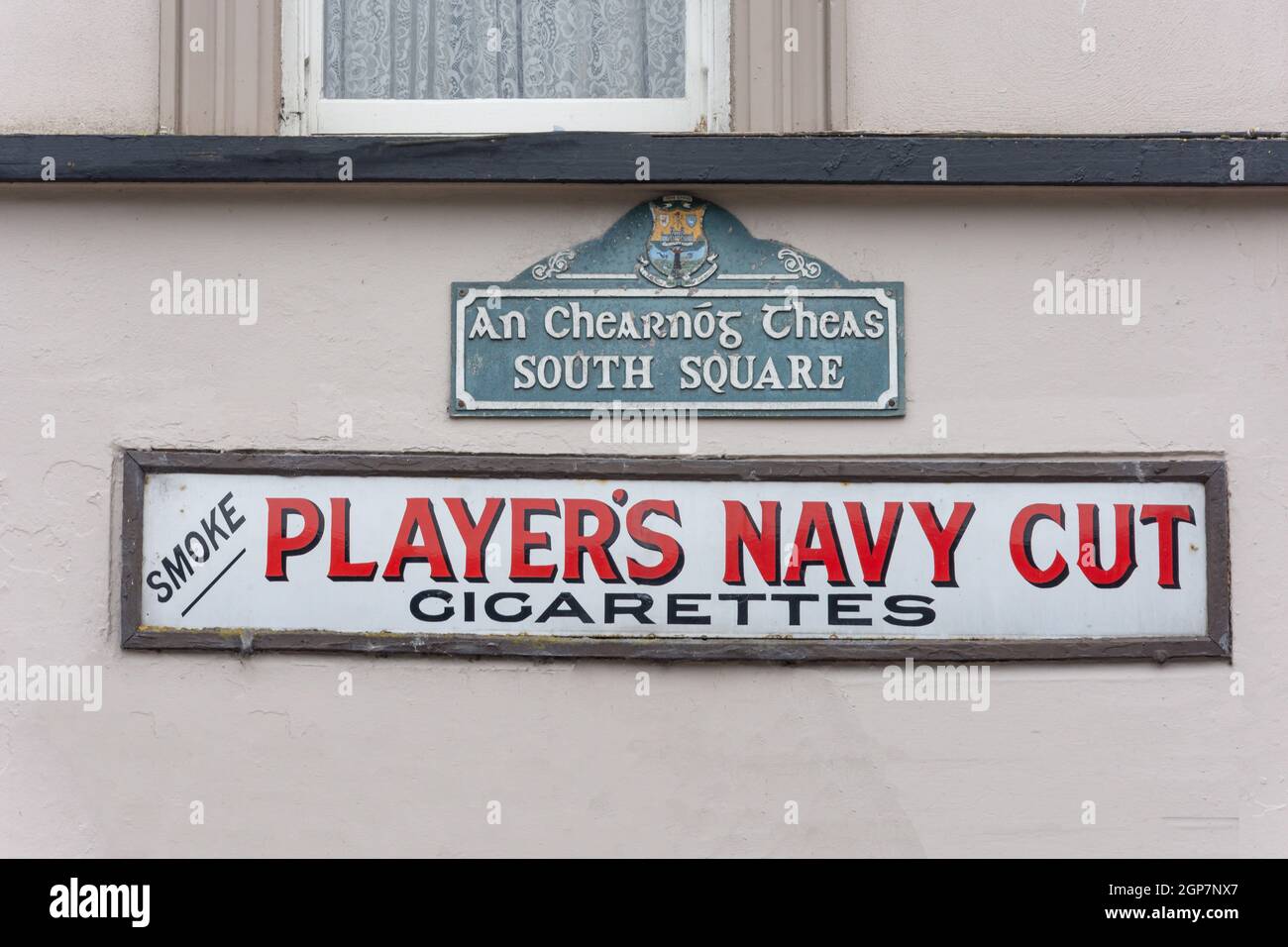 Vintage Player's Navy Cut sign, South Square, Macroom (Maigh Chromtha), County Cork, Republic of Ireland Stock Photo