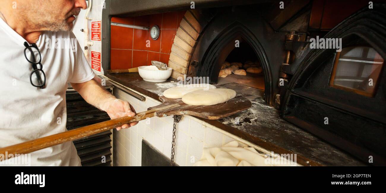Великом пекут. Хлеб в печи. Пекарня хлеб пекут в печи. Пекарь печет хлеб. Печь на хлебозаводе.