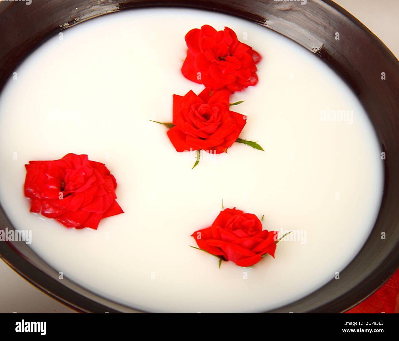 Bouquet of Roses. Bath with Rose Petals Stock Photo - Image of mineral,  bath: 114991332