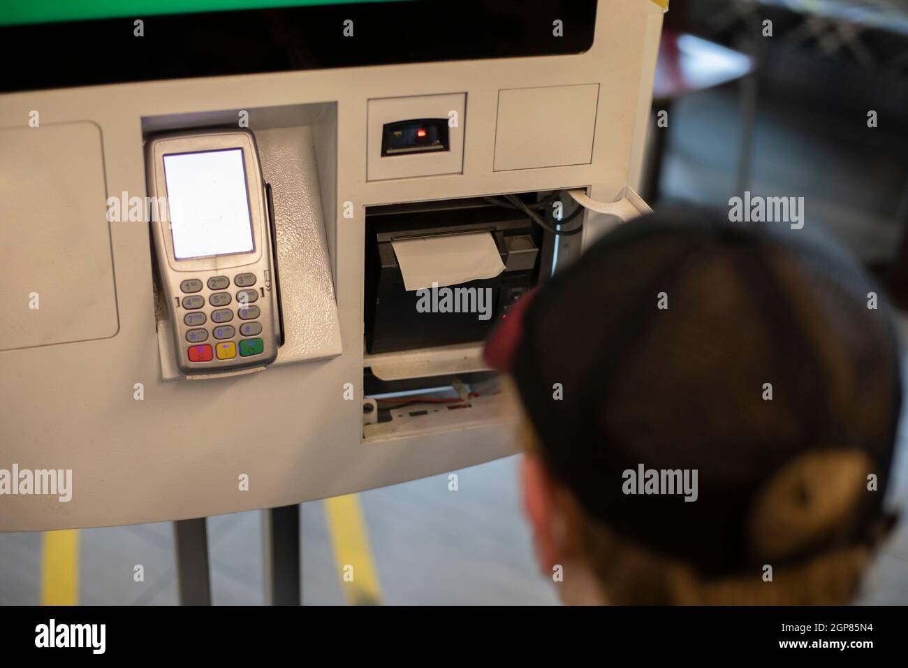 Replacement of the cash register tape. Receipt tape reader. Data