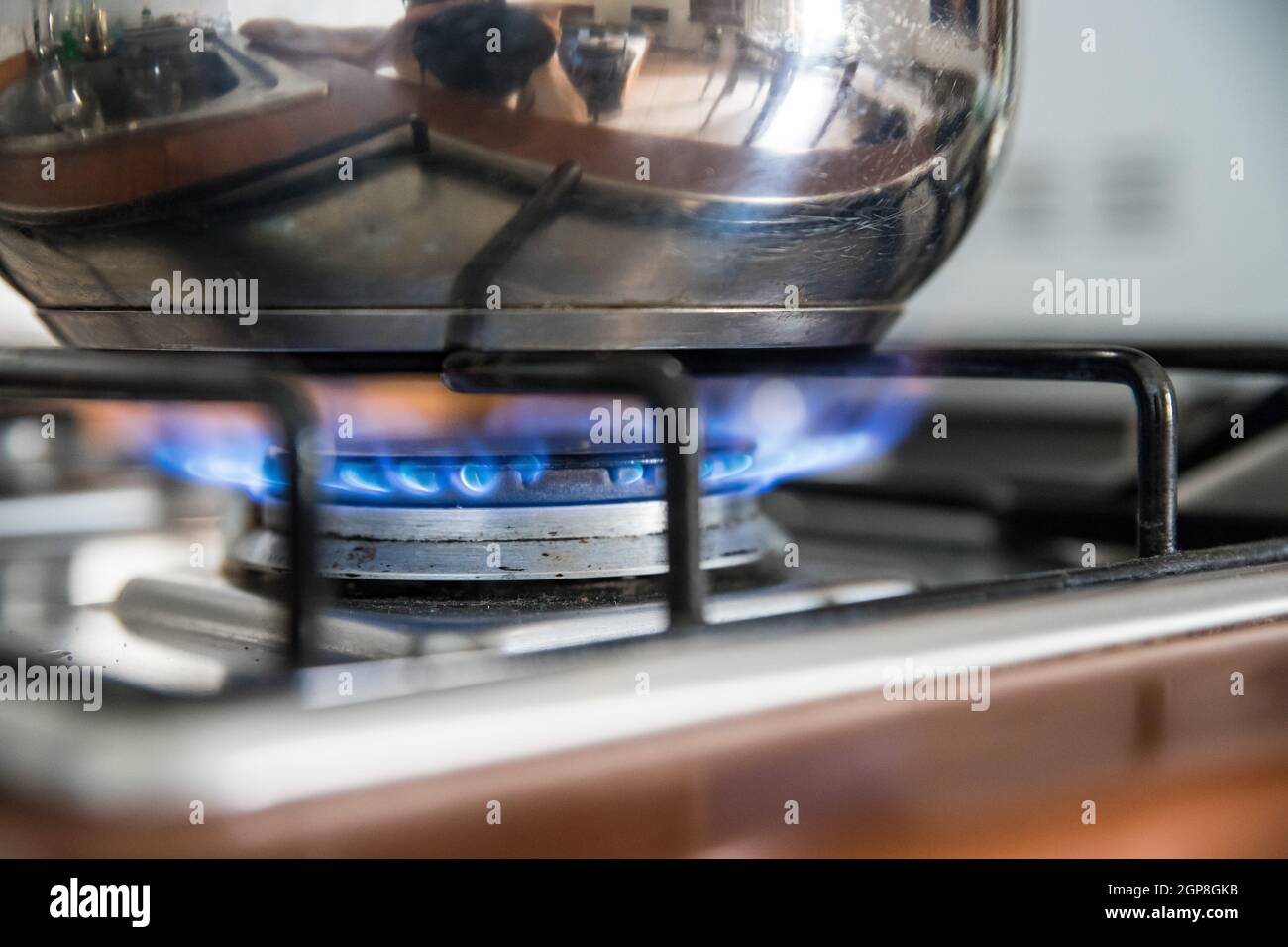 https://c8.alamy.com/comp/2GP8GKB/close-up-of-a-blue-gas-flame-cooking-a-water-pot-in-kitchen-2GP8GKB.jpg