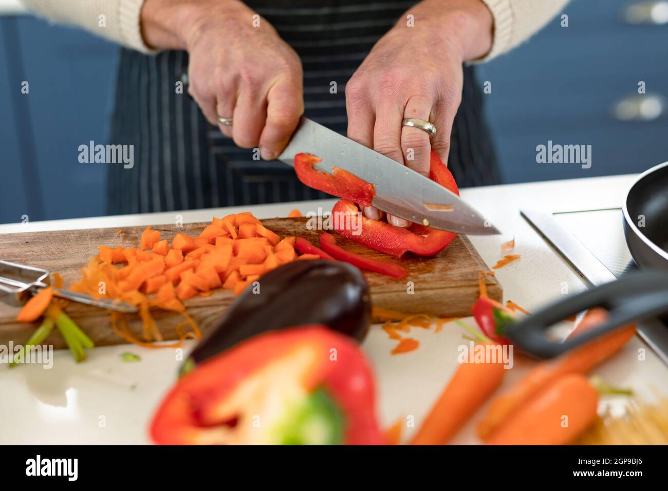 Kitchen wearing apron hi-res stock photography and images - Alamy