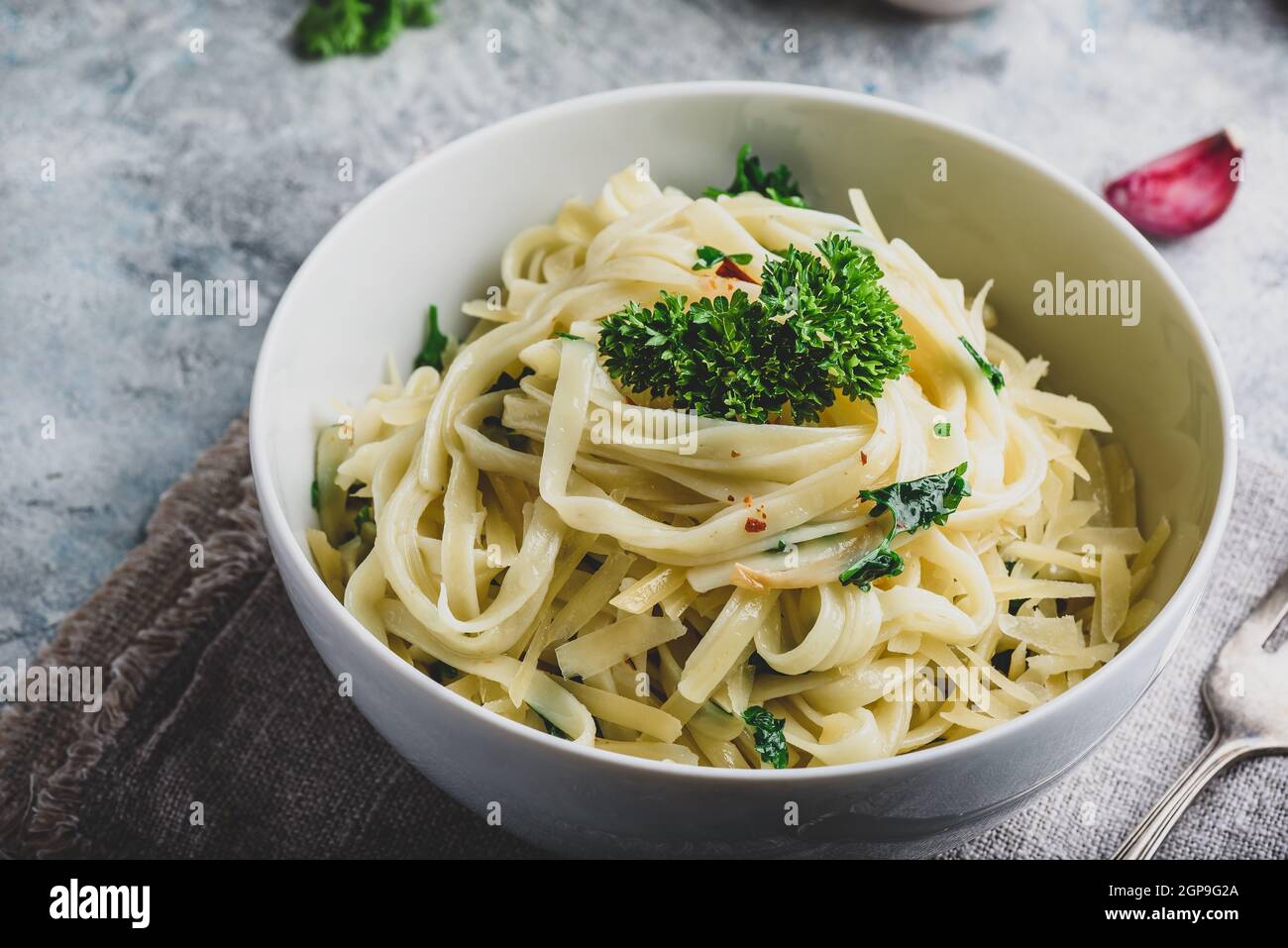 Easy lunch recipe. Linguine pasta with olive oil, garlic, fresh parsley