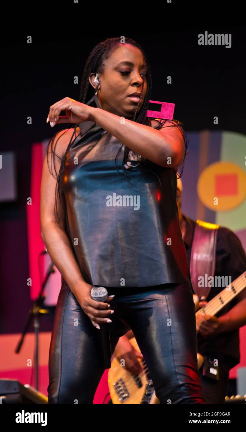 Ledisi wows the crowd with her vocals and energetic stage performance