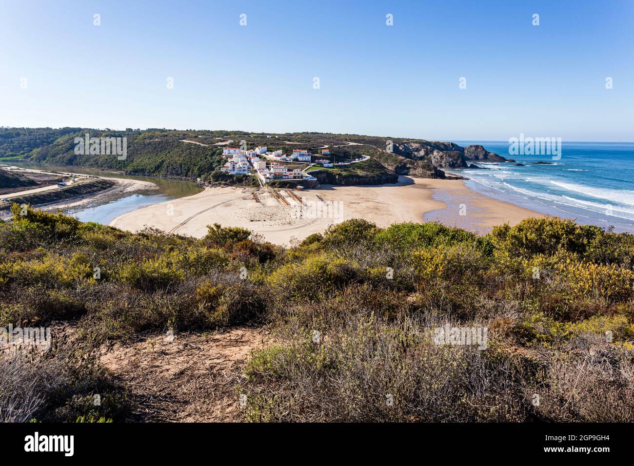 Odeceixe mit Strand, Ribeira de Seixe und Atlantischer Ozean, Algarve, Portugal, Odeceixe with beach, Ribeira des Seixe and Atlantic, Algarve, Portuga Stock Photo