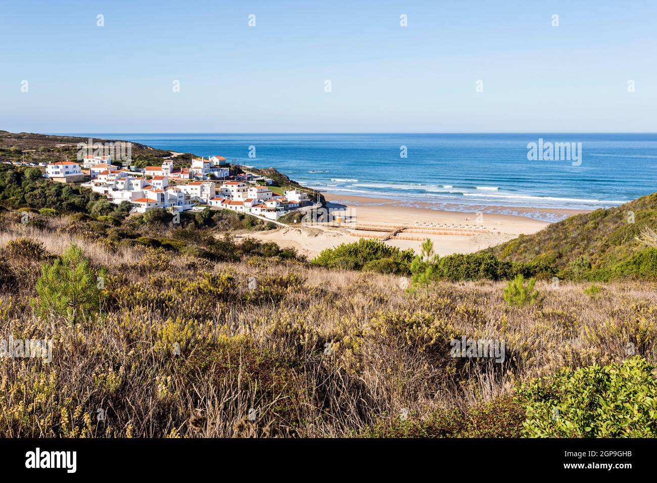 Odeceixe mit Strand und Atlantischer Ozean, Algarve, Portugal, Odeceixe with beach and Atlantic, Algarve, Portugal Stock Photo