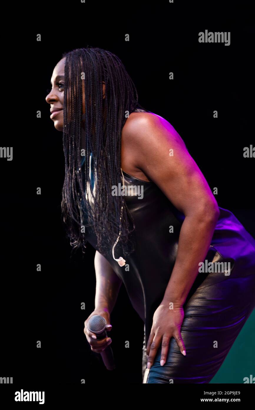 Ledisi wows the crowd with her vocals and energetic stage performance