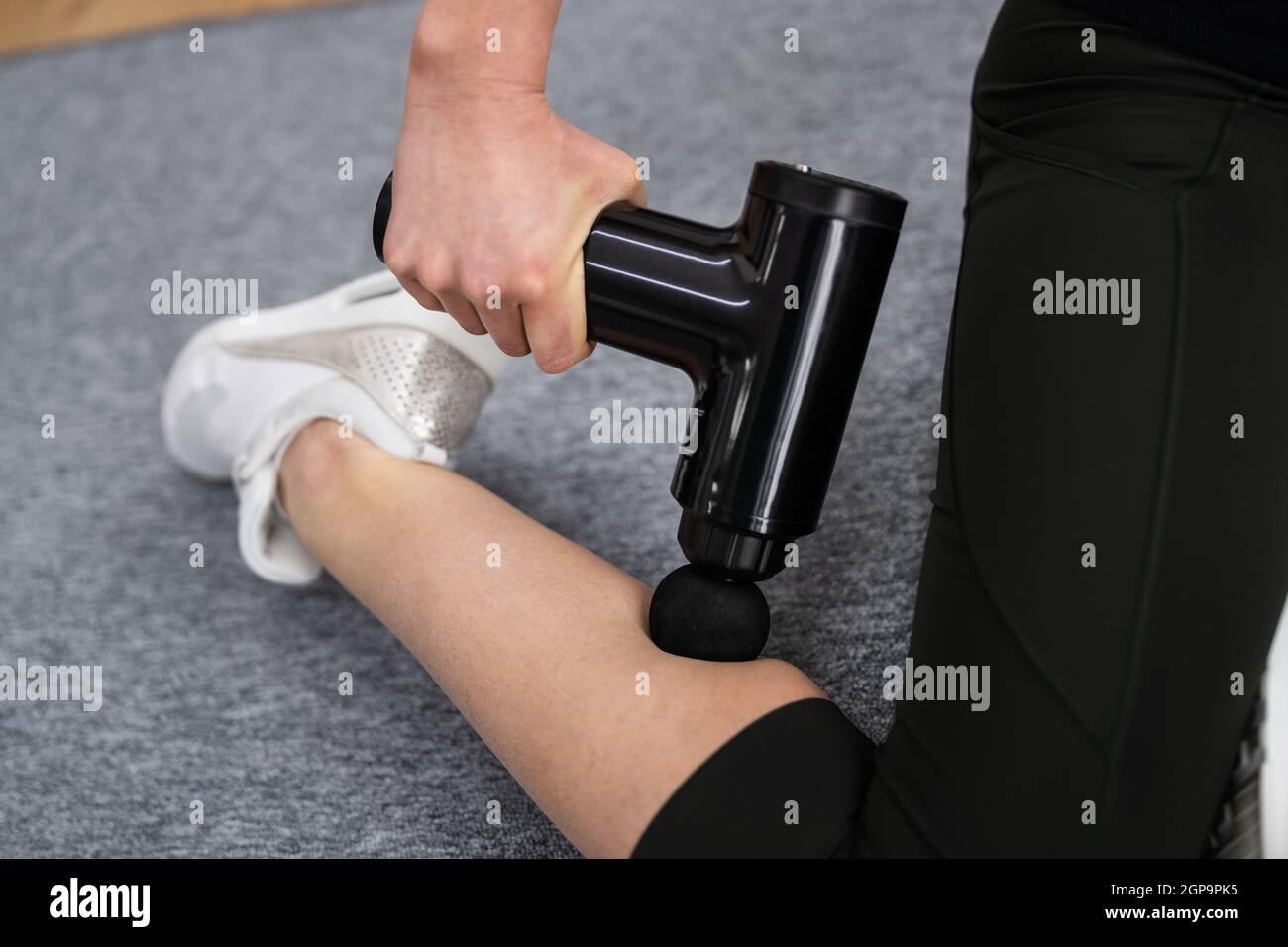 Massage calves hi-res stock photography and images - Alamy