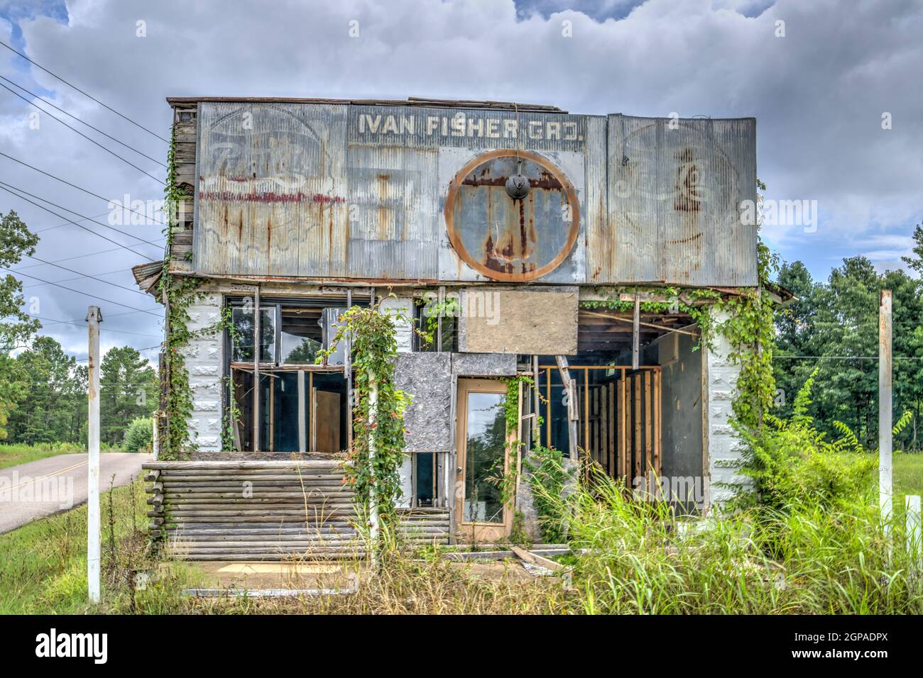 https://c8.alamy.com/comp/2GPADPX/an-abandoned-general-store-on-highway-22-in-michie-tennesse-2GPADPX.jpg