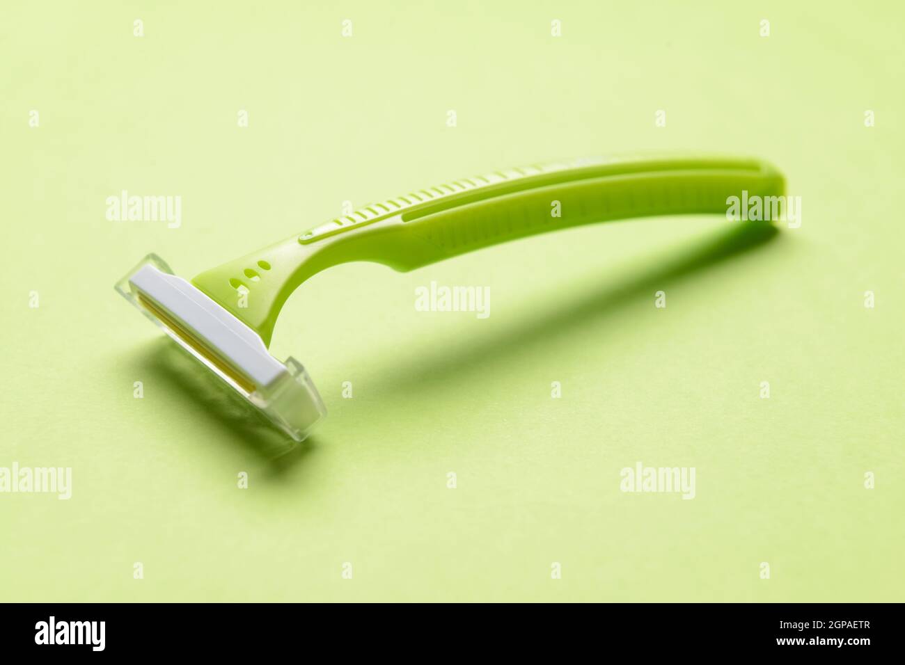 Safety razor on green background Stock Photo - Alamy