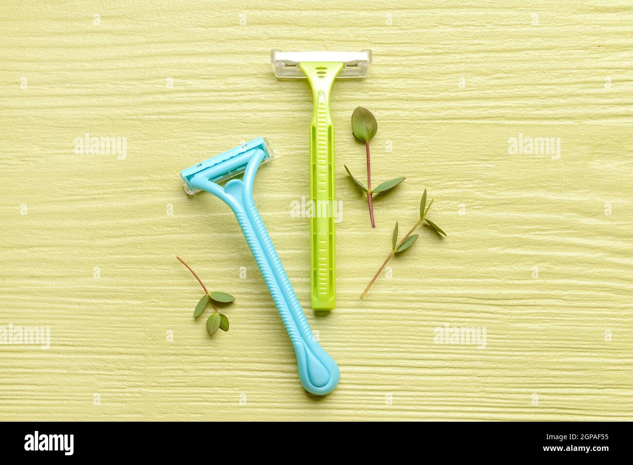 Safety razors on color wooden background Stock Photo - Alamy