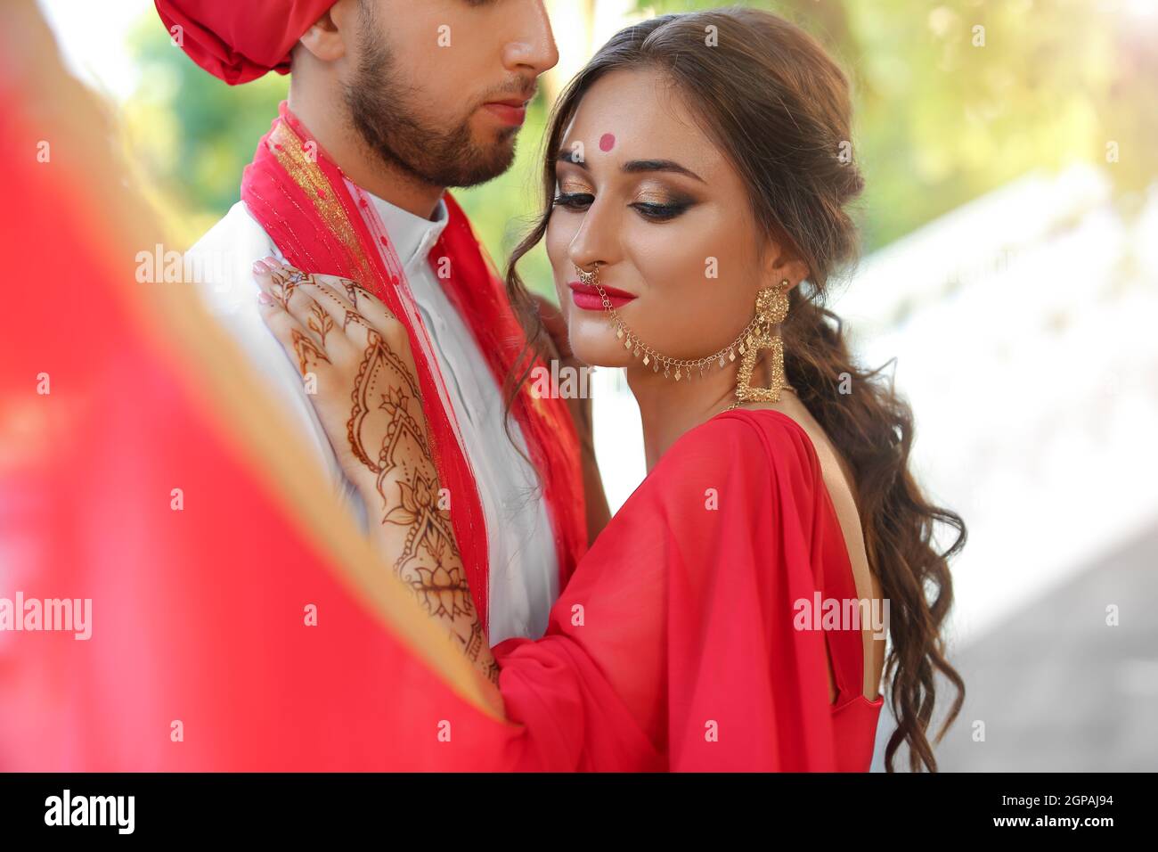 Beautiful Indian wedding couple outdoors Stock Photo - Alamy