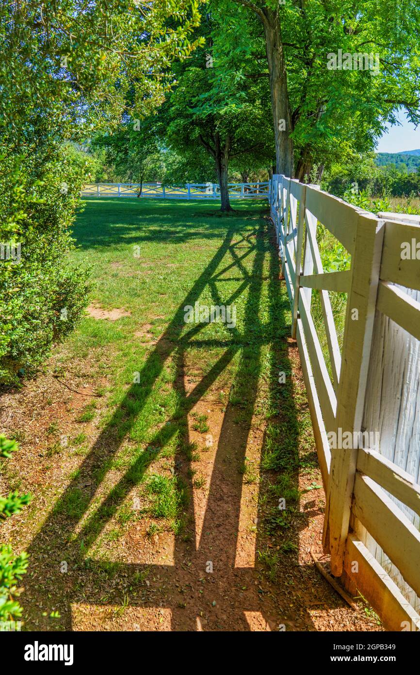 White picket garden gate hi-res stock photography and images - Alamy
