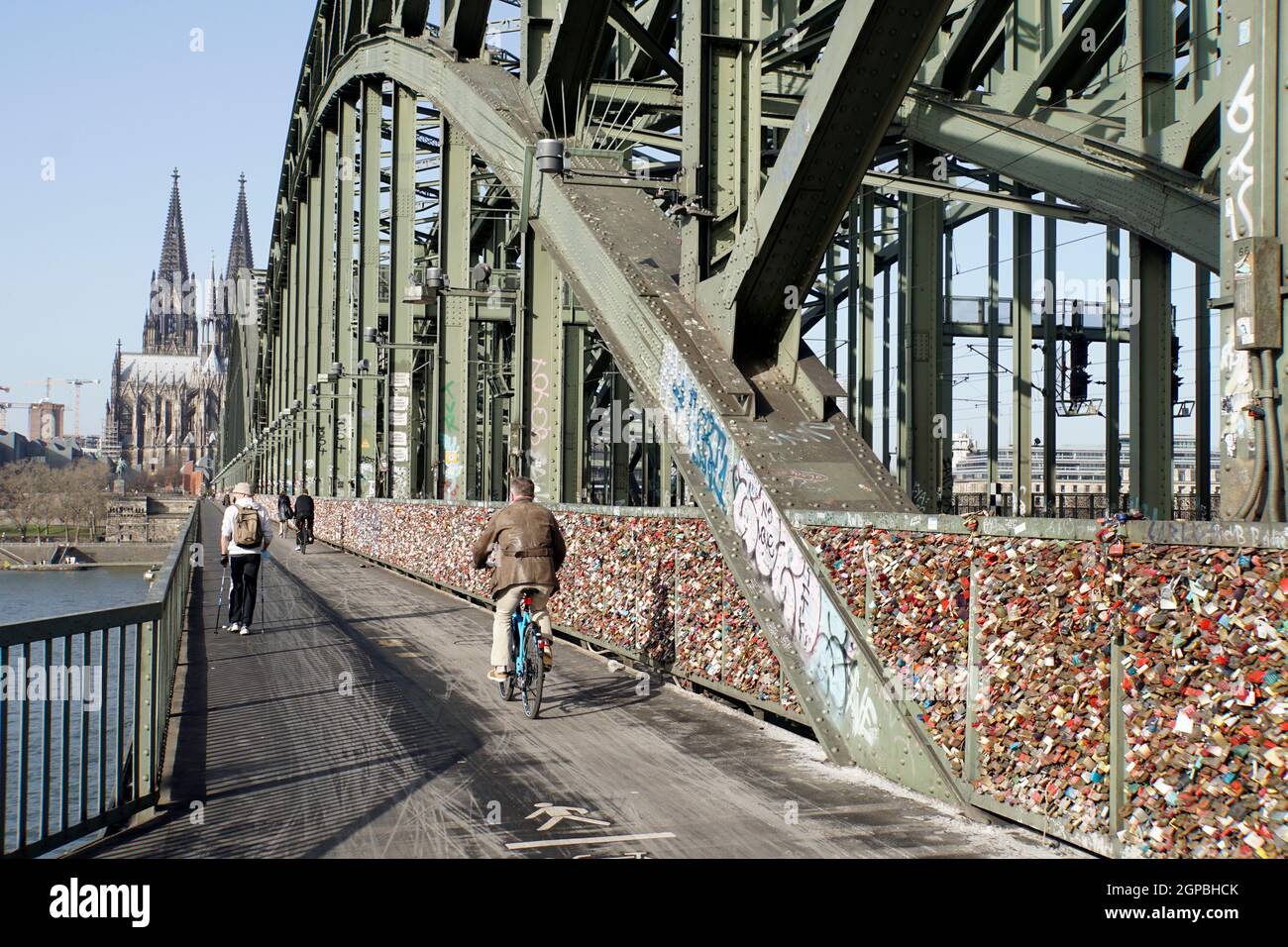 Touristenattraktion Liebsesschlösser auf der Hohenzollernbrücke, fast menschenleer während der Covid 19-Pandemie, Deutschland, Nordrhein-Westfalen, Kö Stock Photo