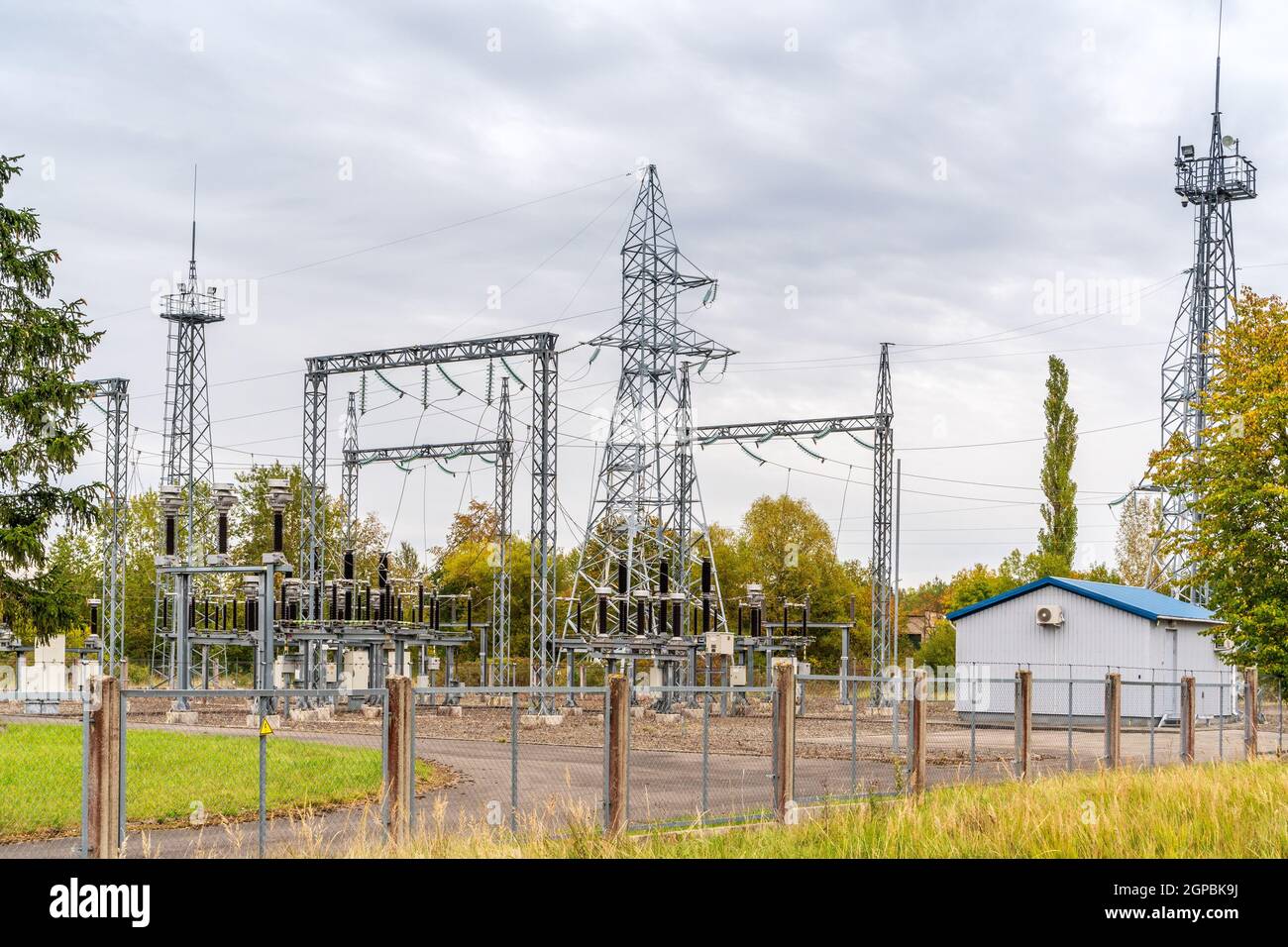 Electricity transmission line high voltage power distribution system