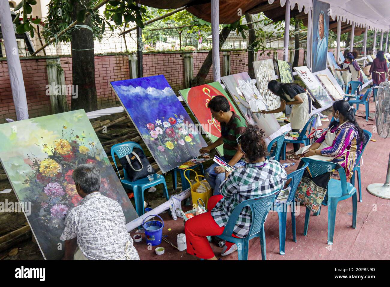 Non Exclusive DHAKA, BANGLADESH SEPTEMBER 28, 2021 Artists paint a