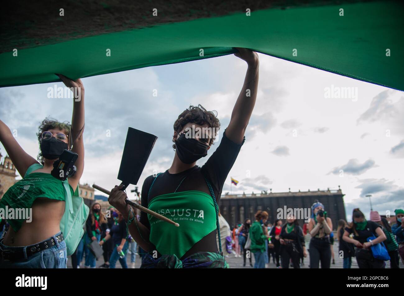 Bogota, Colombia. 28th Sep, 2021. Women raise a green feminism flag during a demonstration demanding the decriminalization of abortion during the Global Day of Action for Legal and Safe Abortion in Latin America and the Caribbean in Bogota on September 28, 2021. Credit: Long Visual Press/Alamy Live News Stock Photo