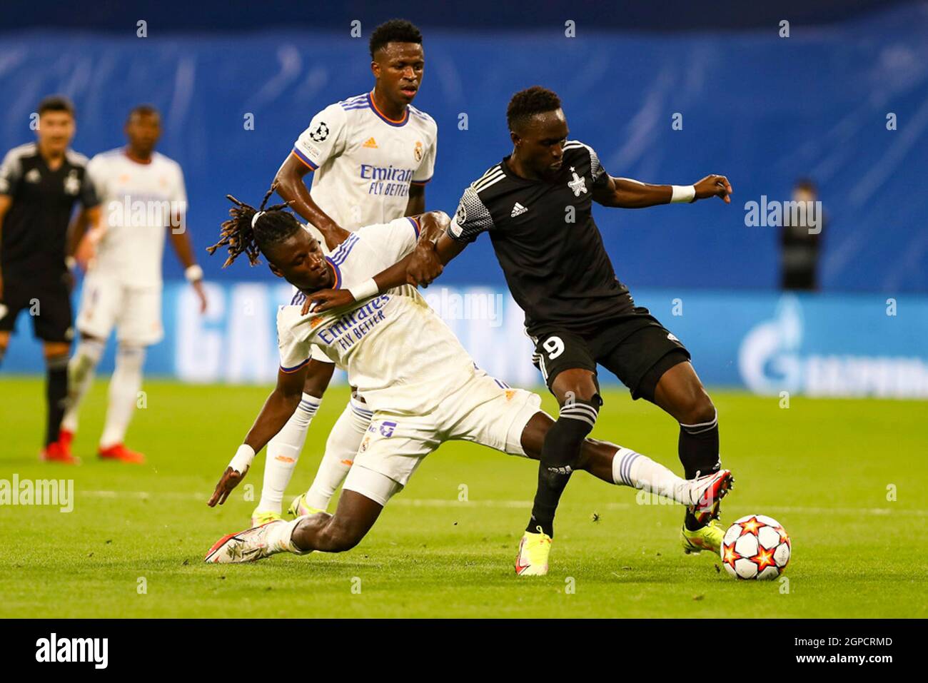 Madrid, Spain. 28th Sep, 2021. Real Madrid's Eduardo Camavinga (L, front) vies with Sheriff's Adama Traore (R) during the UEFA Champions League Group D match between Real Madrid CF and FC Sheriff Tiraspol in Madrid, Spain, Sept. 28, 2021. Credit: Edward F. Peters/Xinhua/Alamy Live News Stock Photo