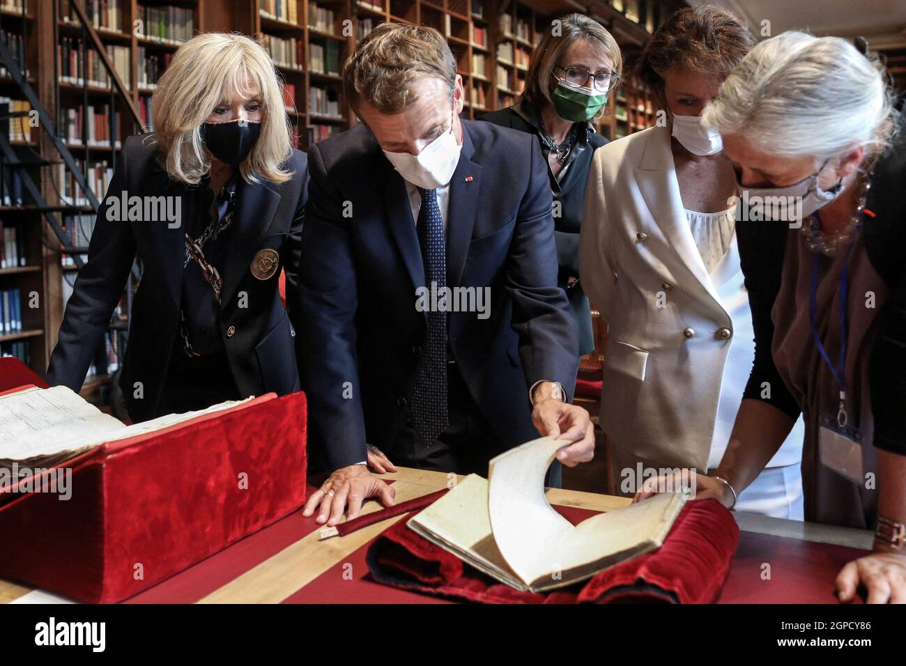 Le President Emmanuel Macron La Premiere Dame Brigitte Macron Roselyne Bachelot Ministre De La Culture Le President De La Republique S Est Rendu Sur Le Site Richelieu Berceau Historique De La Bibliotheque