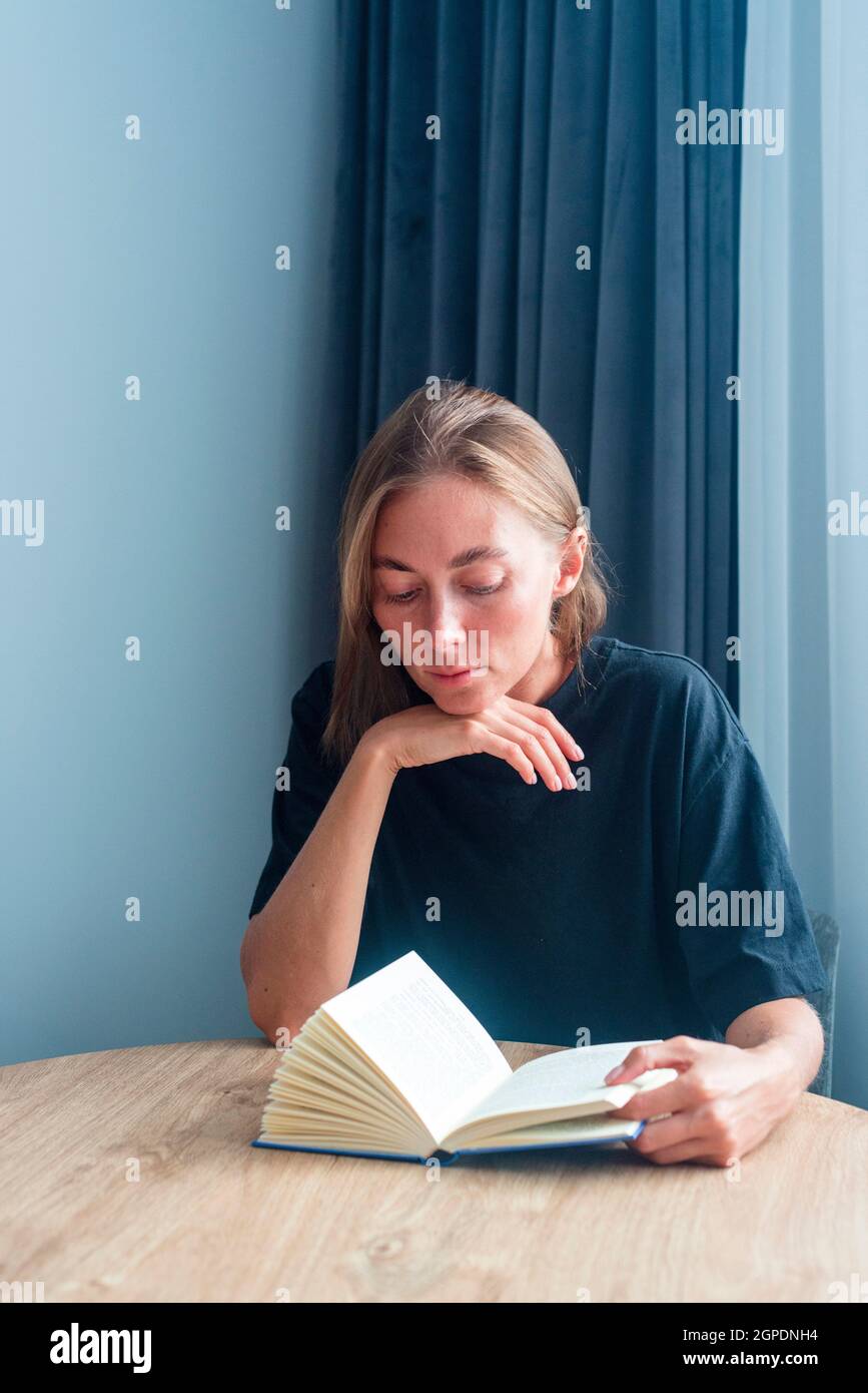 Young woman reading Stock Photo