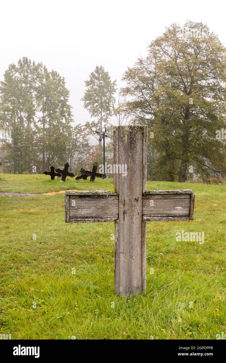 Wooden cross grave marker at a rural cemetary Stock Photo Alamy