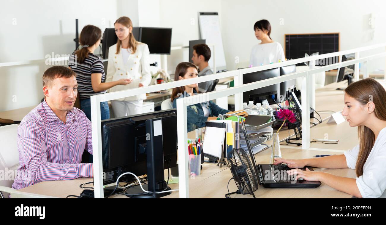 Modern office computers it laptops hi-res stock photography and images ...