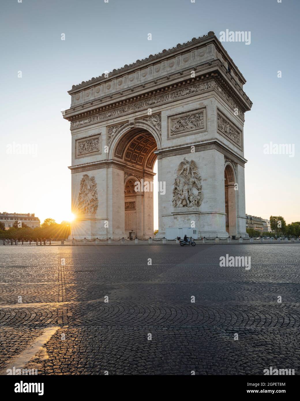 Sunrise at Arc de Triomphe de l'Étoile, Paris, Île-de-France, France, Europe Stock Photo