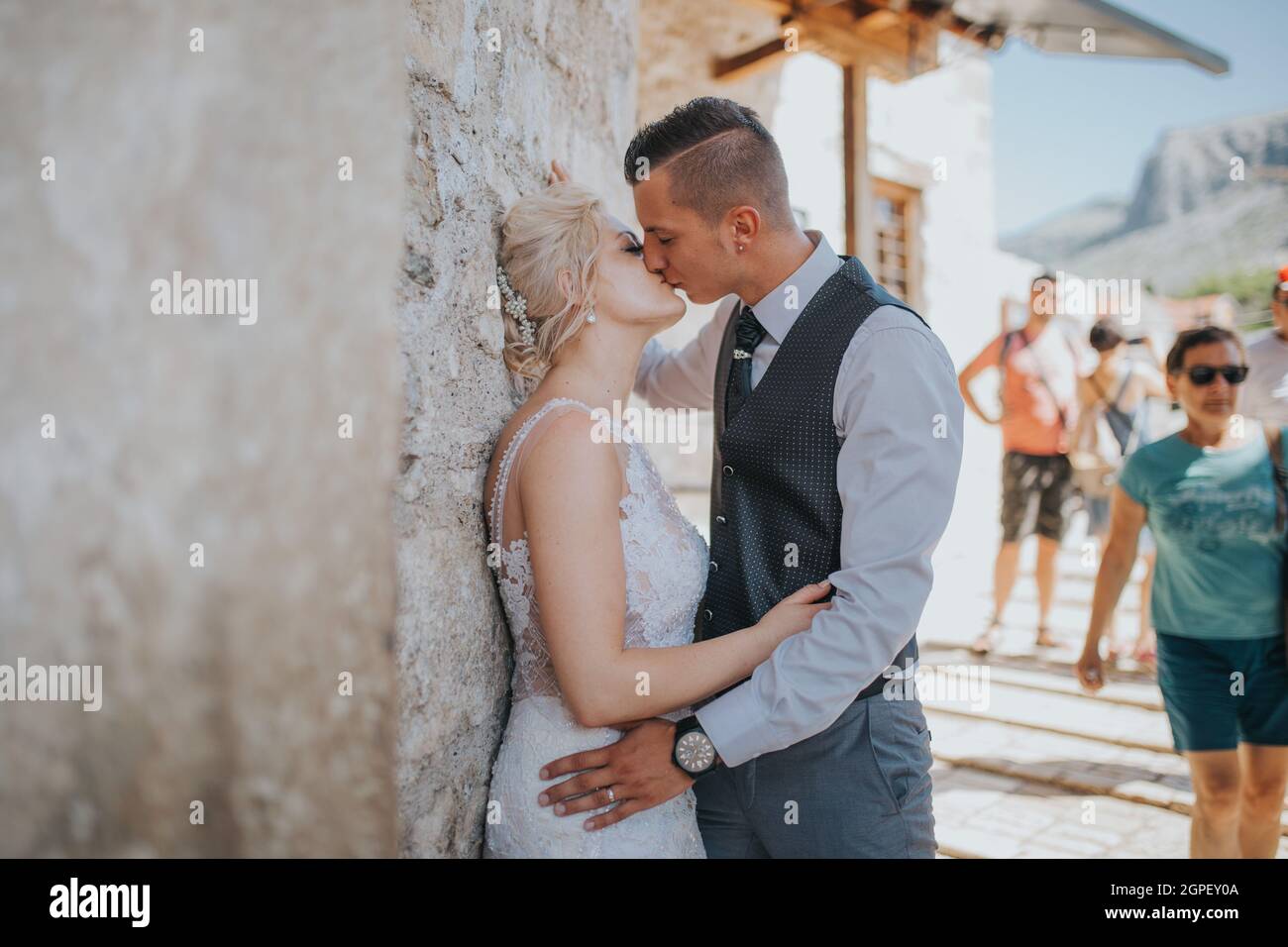 Bride and the groom kissing on a wedding photoshoot in a street Stock ...