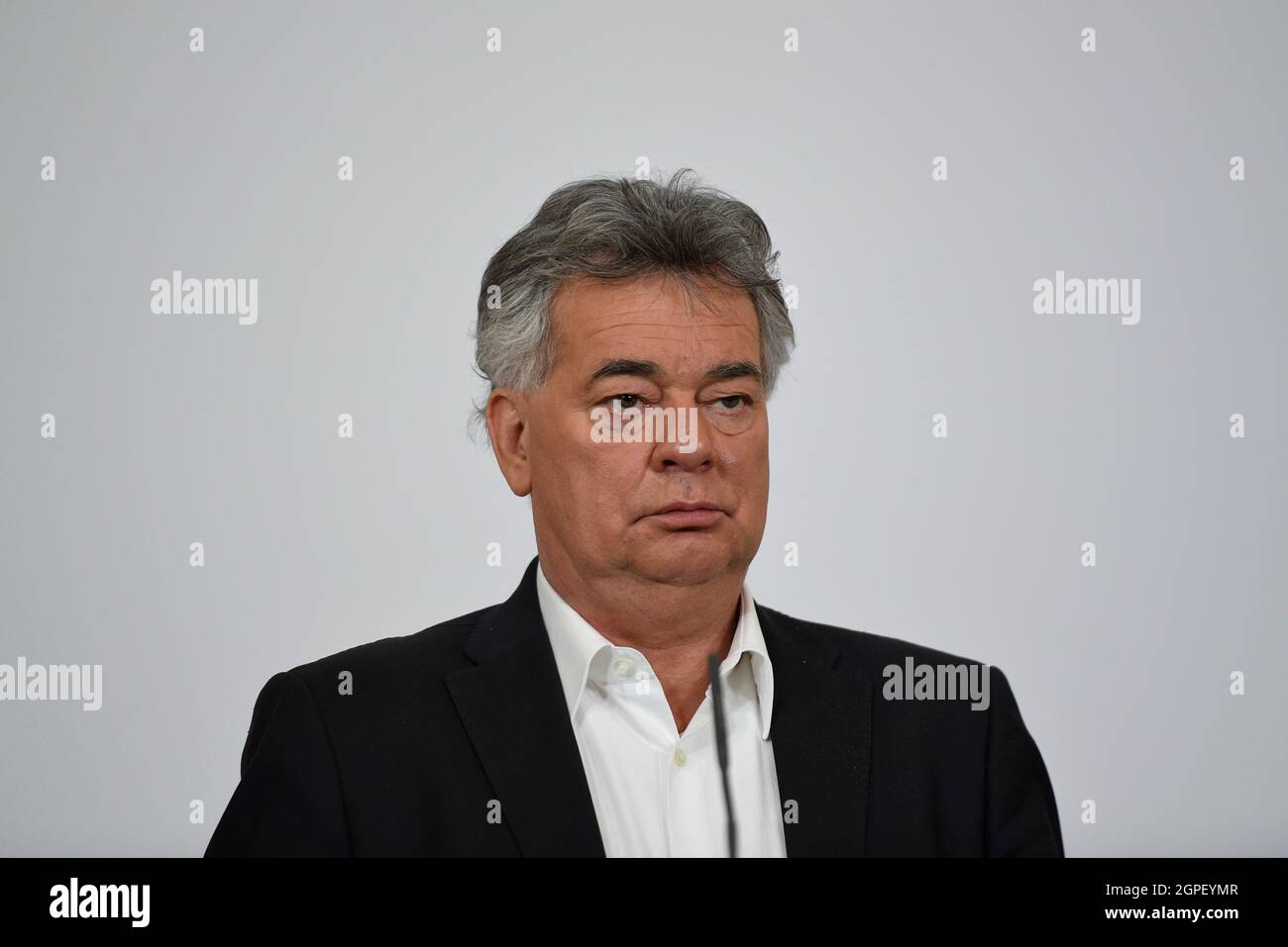 Vienna, Austria. 28th Sep, 2021. Press lounge after the Council of Ministers in the Federal Chancellery with  Vice Chancellor Werner Kogler. Topics: National financial strategy, fee increase for the ORF and euthanasia.  Credit: Franz Perc / Alamy Live News Stock Photo