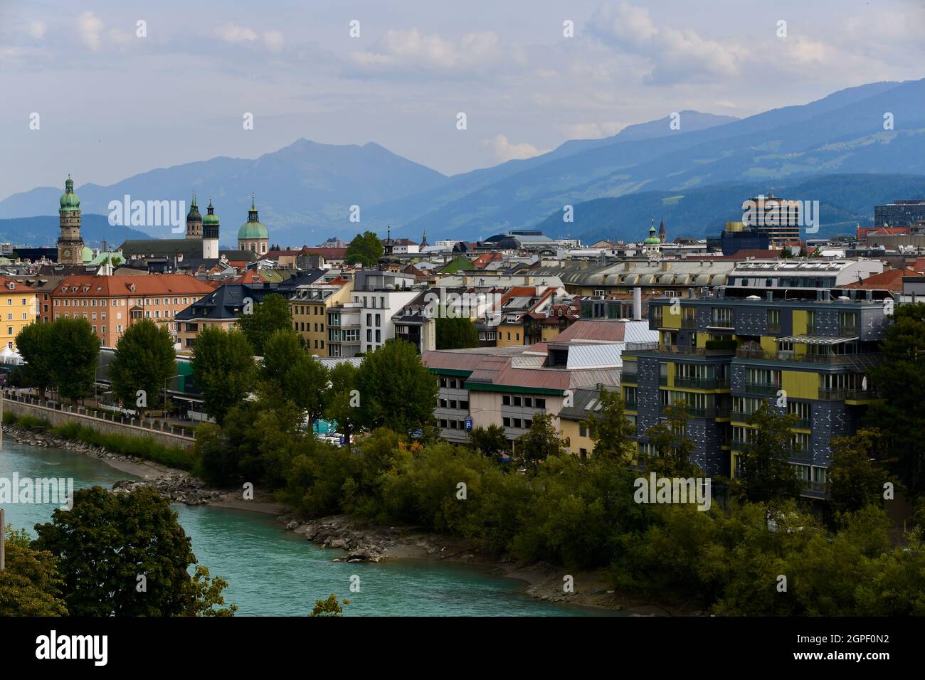 Blick vom Mariahilfpark auf die romantische Altstadt von Innsbruck Stock Photo